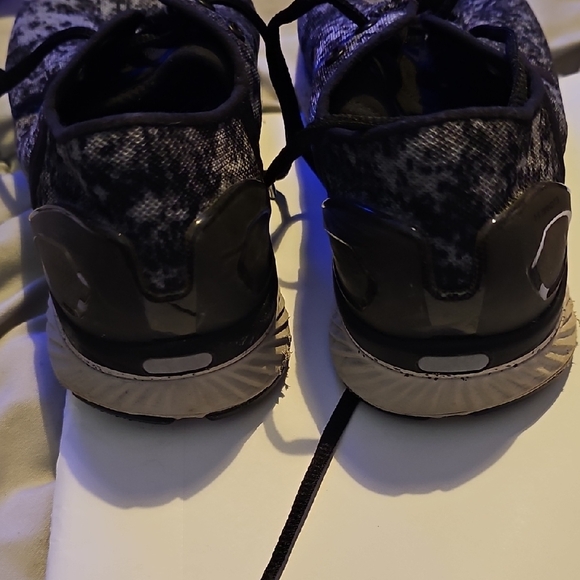 !!.                 Mens Size 8 Black and Gray Athletic Shoes main image 5